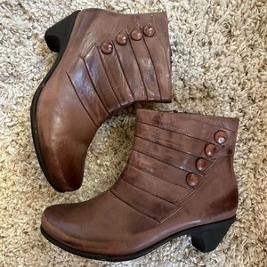 Naot Avantgarde Legend Leather Bootie in Brushed Macadamia Brown Size 7 (38)